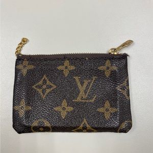 Designer inspired coin/card holder wallet.
Unisex